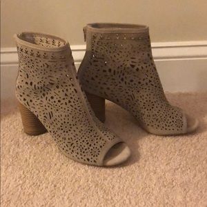 Gianni Bini open toed bootie stacked heel 9M